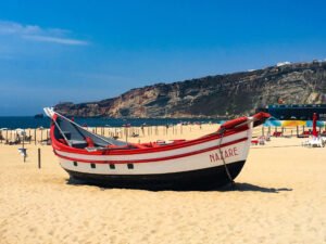 Praia da Nazaré – famosa por suas ondas gigantes