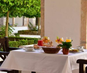 hotel-vila-vicosa-outside1-870x555